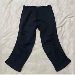 Lululemon Athletica Cropped
Leggings 4